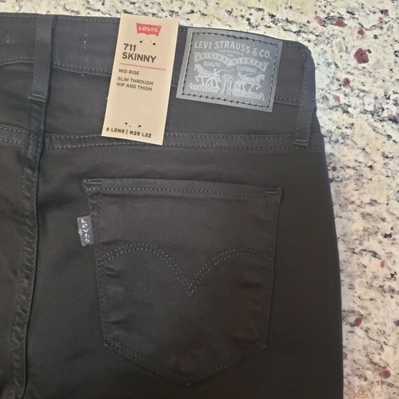 NEW Levi’s Women's 711 Skinny Jeans in 28 Short Length Width 27 & 28 Available - Picture 3 of 6
